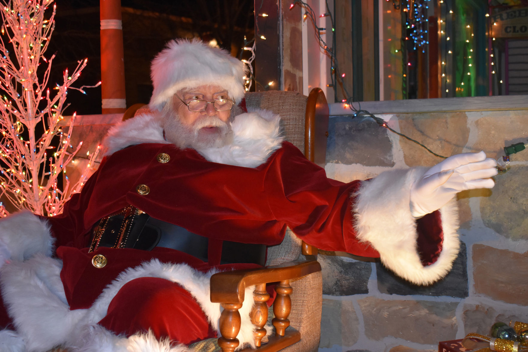 Parade gallery -- Saint Nick arrives